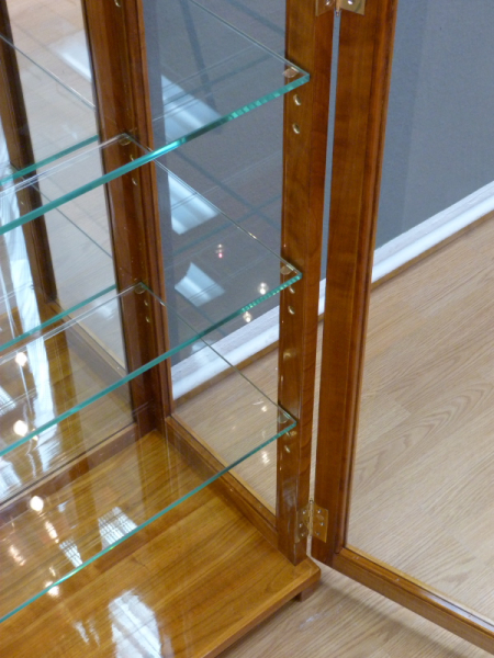 Kirschholzmöbel nach Maß, Vitrine mit Glasböden, verspiegelt, handpoliert Kirschholzmöbel nach Maß, Vitrine mit Glasböden, verspiegelt, handpoliert