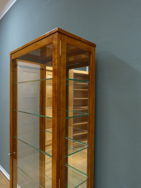 Kirschholzmöbel nach Maß, Vitrine mit Glasböden, verspiegelt, handpoliert Kirschholzmöbel nach Maß, Vitrine mit Glasböden, verspiegelt, handpoliert