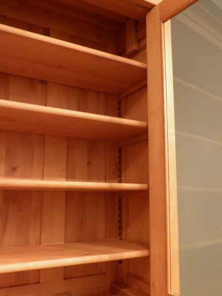 Massivholz Bücherschrank mit geschlossenem Unterbau Massivholz Bücherschrank mit geschlossenem Unterbau