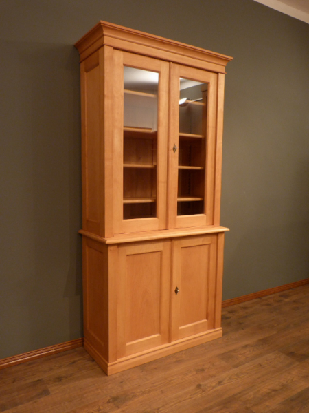 Massivholz Bücherschrank mit geschlossenem Unterbau Massivholz Bücherschrank mit geschlossenem Unterbau