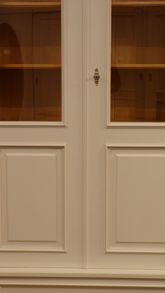 Massivholz Bücherschrank im Gründerzeitstil Massivholz Bücherschrank im Gründerzeitstil