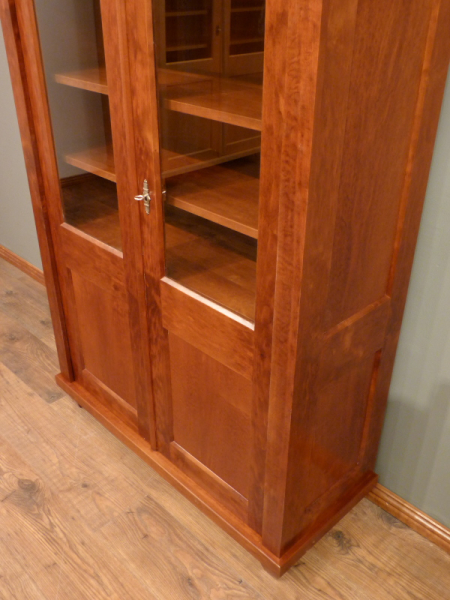 Massivholz Bücherschränke nach Maß, zweitüriger Bücherschrank, massiv Erle, Nussbaum gebeizt Massivholz Bücherschränke nach Maß, zweitüriger Bücherschrank, massiv Erle, Nussbaum gebeizt