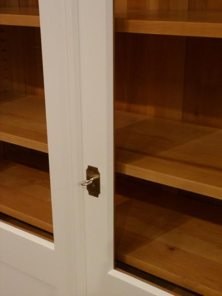 Massivholz Bücherschränke nach Maß, zweitüriger Bücherschrank, massiv Erle, weiss lasiert Massivholz Bücherschränke nach Maß, zweitüriger Bücherschrank, massiv Erle, weiss lasiert