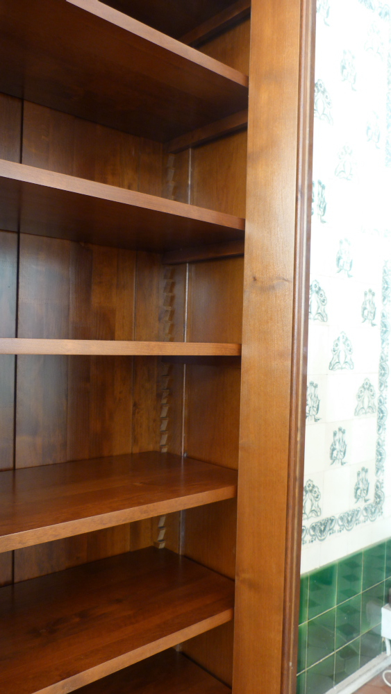 Massivholz Bücherschrank, komplett zerlegbar und alle Böden verstellbar Massivholz Bücherschrank, komplett zerlegbar und alle Böden verstellbar