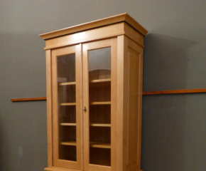 Regal mit geschlossen Unter/Oberbau massiv Holz EINER37