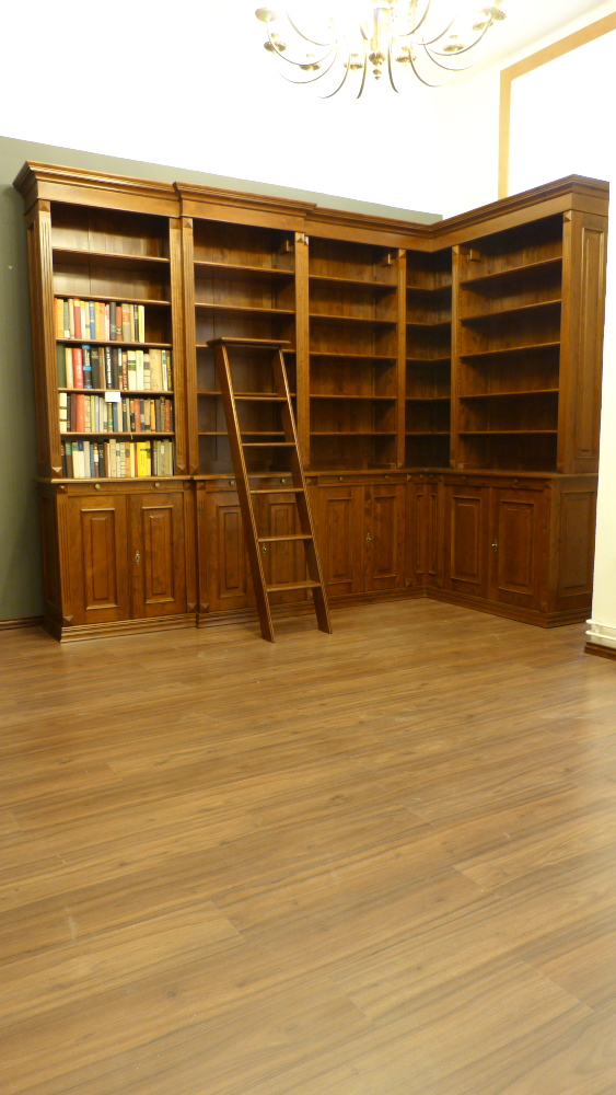 Massivholz Eckregal mit geschlossenem Unterbau, Nussbaum gebeizt Massivholz Eckregal mit geschlossenem Unterbau, Nussbaum gebeizt