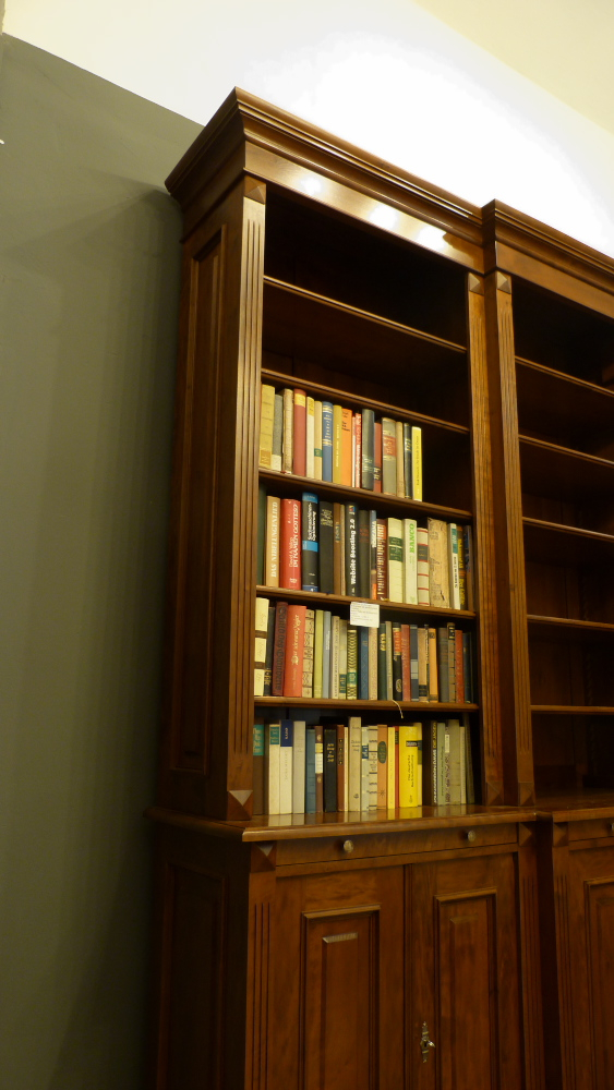 Massivholz Eckregal mit geschlossenem Unterbau, Nussbaum gebeizt Massivholz Eckregal mit geschlossenem Unterbau, Nussbaum gebeizt