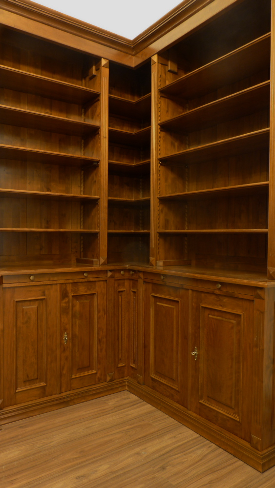 Massivholz Eckregal mit geschlossenem Unterbau, Nussbaum gebeizt Massivholz Eckregal mit geschlossenem Unterbau, Nussbaum gebeizt