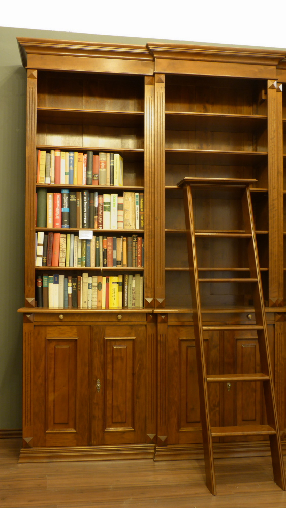Massivholz Eckregal mit geschlossenem Unterbau, Nussbaum gebeizt Massivholz Eckregal mit geschlossenem Unterbau, Nussbaum gebeizt