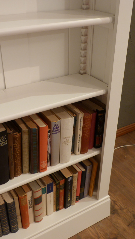 Schlichtes Eckregal mit Beleuchtung, massiv Erle weiß lasiert 1 Schlichtes Eckregal mit Beleuchtung, massiv Erle weiß lasiert 1