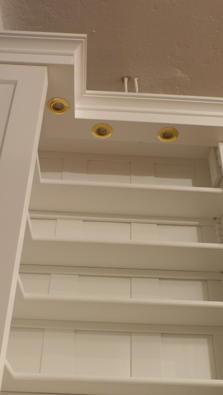 Schlichtes Eckregal mit Beleuchtung, massiv Erle weiß lasiert 1 Schlichtes Eckregal mit Beleuchtung, massiv Erle weiß lasiert 1