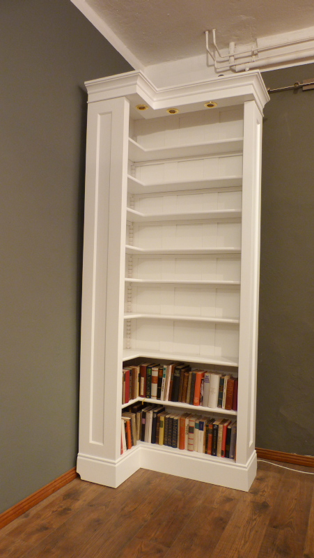 Schlichtes Eckregal mit Beleuchtung, massiv Erle weiß lasiert 1 Schlichtes Eckregal mit Beleuchtung, massiv Erle weiß lasiert 1