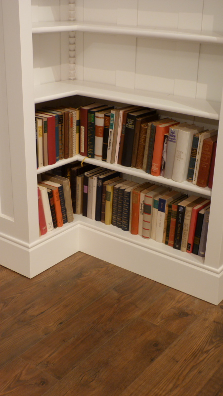 Schlichtes Eckregal mit Beleuchtung, massiv Erle weiß lasiert 1 Schlichtes Eckregal mit Beleuchtung, massiv Erle weiß lasiert 1