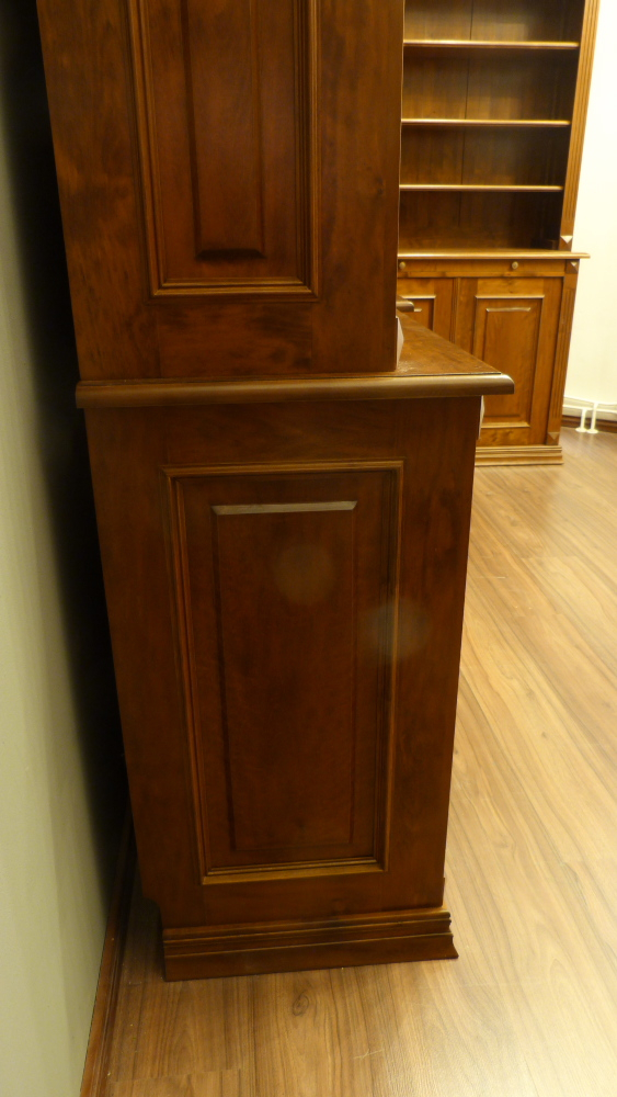 Massivholz Eckregal mit geschlossenem Unterbau, Nussbaum gebeizt Massivholz Eckregal mit geschlossenem Unterbau, Nussbaum gebeizt