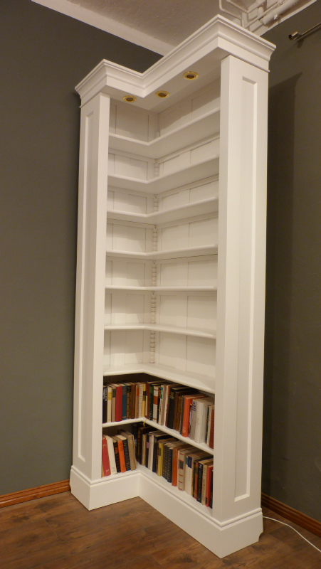 Schlichtes Eckregal mit Beleuchtung, massiv Erle weiß lasiert 1 Schlichtes Eckregal mit Beleuchtung, massiv Erle weiß lasiert 1