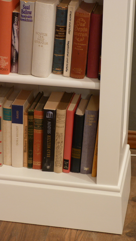 Schlichtes Eckregal mit Beleuchtung, massiv Erle weiß lasiert 1 Schlichtes Eckregal mit Beleuchtung, massiv Erle weiß lasiert 1