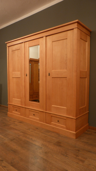 Schlichter Bauhaus Kleiderschrank, massiv Erle Schlichter Bauhaus Kleiderschrank, massiv Erle