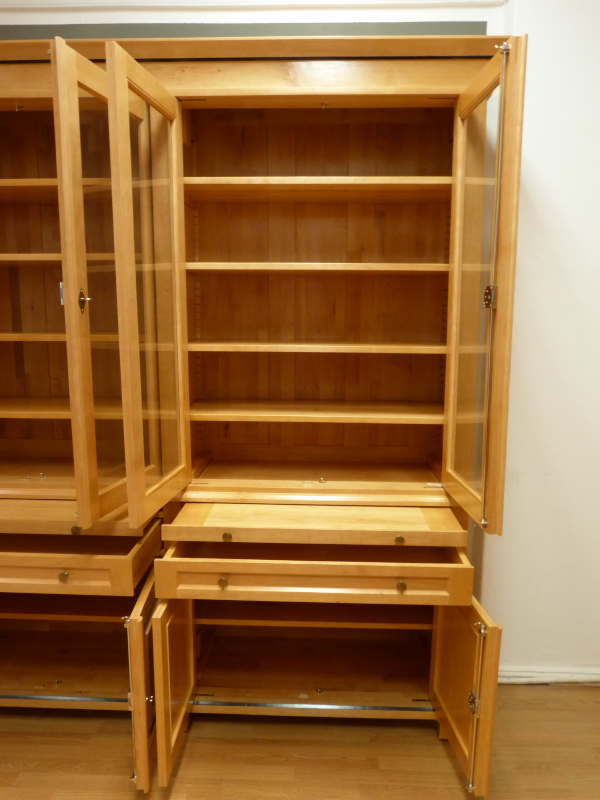 Massivholz Bücherregale nach Maß, Regalwand verglast und mit Auszügen Massivholz Bücherregale nach Maß, Regalwand verglast und mit Auszügen
