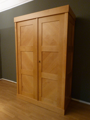 Zweitüriger Kleiderschrank09 im Bauhausstil, massiv Erle