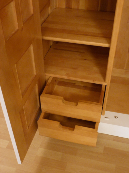 Kleiderschrank, Massivholz Erle, weiss lasiert Kleiderschrank, Massivholz Erle, weiss lasiert