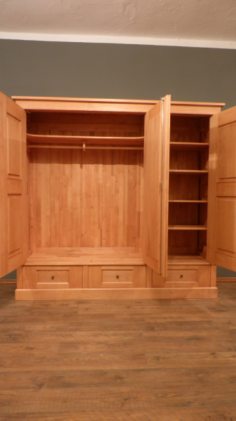 Schlichter Bauhaus Kleiderschrank, massiv Erle Schlichter Bauhaus Kleiderschrank, massiv Erle