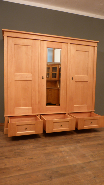 Schlichter Bauhaus Kleiderschrank, massiv Erle Schlichter Bauhaus Kleiderschrank, massiv Erle