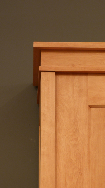 Schlichter Bauhaus Kleiderschrank, massiv Erle Schlichter Bauhaus Kleiderschrank, massiv Erle