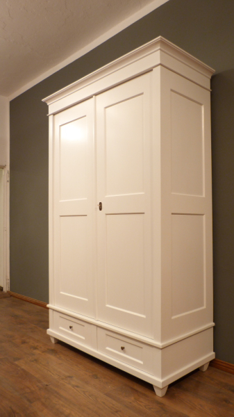 Kleiderschränke nach Maß, klassischer Kleiderschrank, Erle weiss lasiert Kleiderschränke nach Maß, klassischer Kleiderschrank, Erle weiss lasiert
