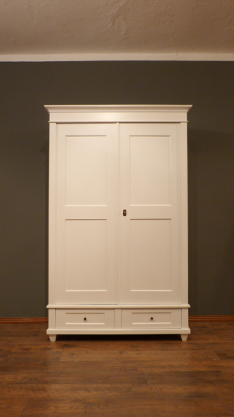 Kleiderschränke nach Maß, klassischer Kleiderschrank, Erle weiss lasiert Kleiderschränke nach Maß, klassischer Kleiderschrank, Erle weiss lasiert