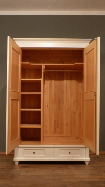Kleiderschränke nach Maß, klassischer Kleiderschrank, Erle weiss lasiert Kleiderschränke nach Maß, klassischer Kleiderschrank, Erle weiss lasiert