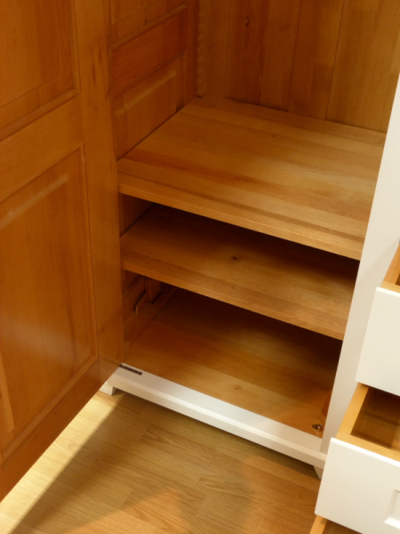 Kleiderschränke nach Maß, klassischer Kleiderschrank, Erle weiss lasiert Kleiderschränke nach Maß, klassischer Kleiderschrank, Erle weiss lasiert