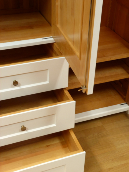 Kleiderschränke nach Maß, klassischer Kleiderschrank, Erle weiss lasiert Kleiderschränke nach Maß, klassischer Kleiderschrank, Erle weiss lasiert