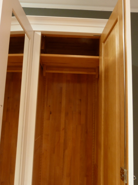 Kleiderschränke nach Maß, klassischer Kleiderschrank, Erle weiss lasiert Kleiderschränke nach Maß, klassischer Kleiderschrank, Erle weiss lasiert