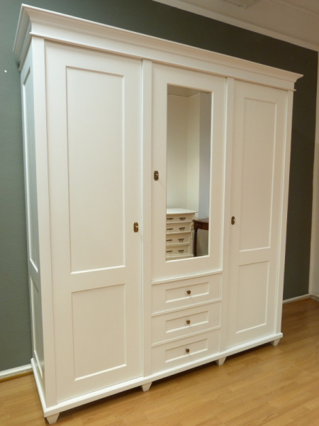 Massivholzschränke nach Maß, klassischer Kleiderschrank, Erle weiss lasiert Massivholzschränke nach Maß, klassischer Kleiderschrank, Erle weiss lasiert