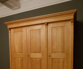 Kleiderschrank04, Massivholz im Gründerzeitstil