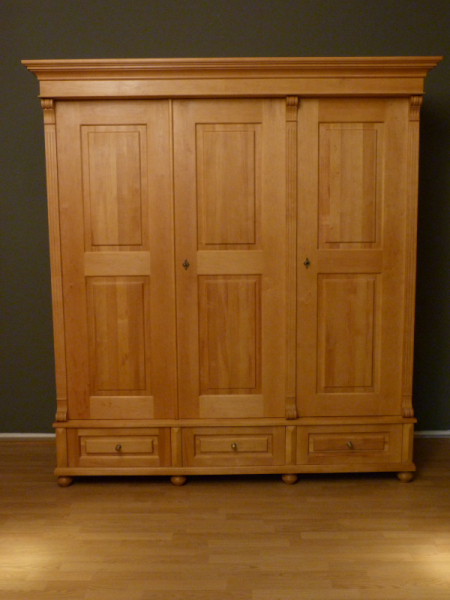 Massivholz Schränke nach Maß, dreitüriger Kleiderschrank im Gründerzeitstil Massivholz Schränke nach Maß, dreitüriger Kleiderschrank im Gründerzeitstil