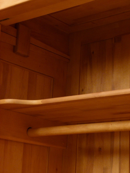 Massivholz Schränke nach Maß, dreitüriger Kleiderschrank im Gründerzeitstil Massivholz Schränke nach Maß, dreitüriger Kleiderschrank im Gründerzeitstil