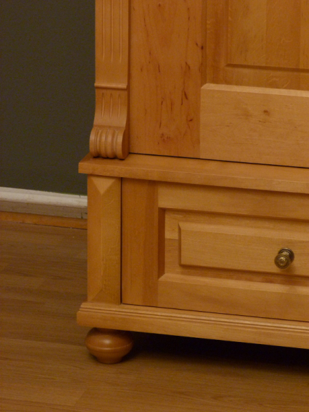 Massivholz Schränke nach Maß, dreitüriger Kleiderschrank im Gründerzeitstil Massivholz Schränke nach Maß, dreitüriger Kleiderschrank im Gründerzeitstil