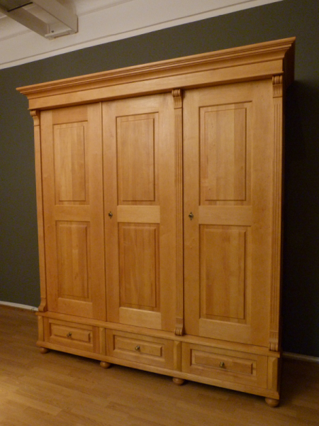 Massivholz Schränke nach Maß, dreitüriger Kleiderschrank im Gründerzeitstil Massivholz Schränke nach Maß, dreitüriger Kleiderschrank im Gründerzeitstil