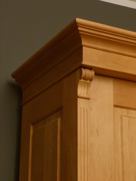 Massivholz Schränke nach Maß, dreitüriger Kleiderschrank im Gründerzeitstil Massivholz Schränke nach Maß, dreitüriger Kleiderschrank im Gründerzeitstil