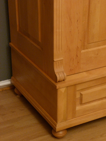 Massivholz Schränke nach Maß, dreitüriger Kleiderschrank im Gründerzeitstil Massivholz Schränke nach Maß, dreitüriger Kleiderschrank im Gründerzeitstil