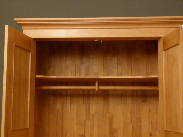 Massivholz Schränke nach Maß, dreitüriger Kleiderschrank im Gründerzeitstil Massivholz Schränke nach Maß, dreitüriger Kleiderschrank im Gründerzeitstil