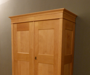 Kleiderschrank06, in klassischer Gestaltung aus massiver Erle