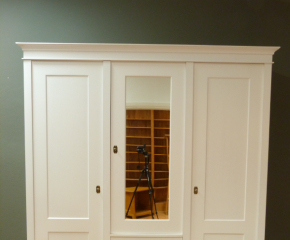 Kleiderschrank08 Massivholz Erle, weiss lasiert,  3 Türen
