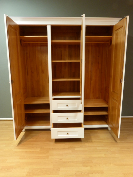 Kleiderschränke nach Maß, klassischer Kleiderschrank, Erle weiss lasiert Kleiderschränke nach Maß, klassischer Kleiderschrank, Erle weiss lasiert