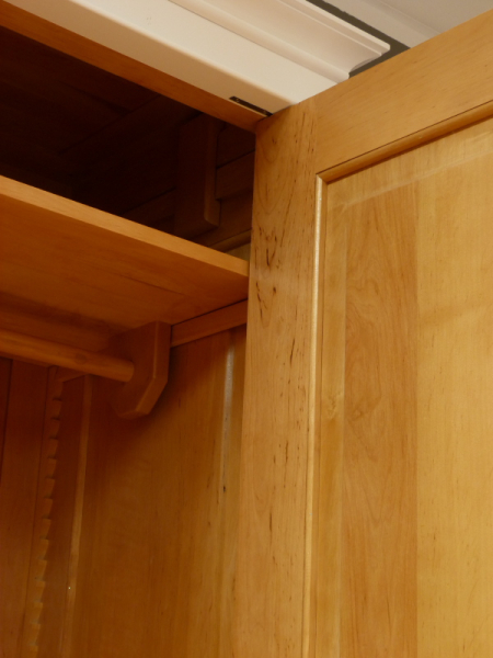 Kleiderschränke nach Maß, klassischer Kleiderschrank, Erle weiss lasiert Kleiderschränke nach Maß, klassischer Kleiderschrank, Erle weiss lasiert