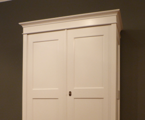 Kleiderschrank13, in klassischer Gestaltung aus massiver Erle
