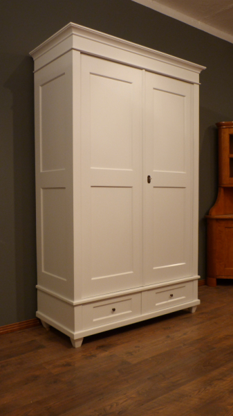 Kleiderschränke nach Maß, klassischer Kleiderschrank, Erle weiss lasiert Kleiderschränke nach Maß, klassischer Kleiderschrank, Erle weiss lasiert