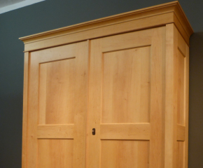 Kleiderschrank66, in klassischer Gestaltung aus massiver Erle
