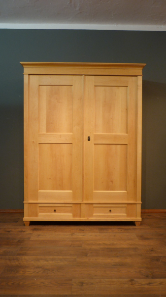 Klassicher Massivholz Kleiderschrank, komplett zerlegbar Klassicher Massivholz Kleiderschrank, komplett zerlegbar